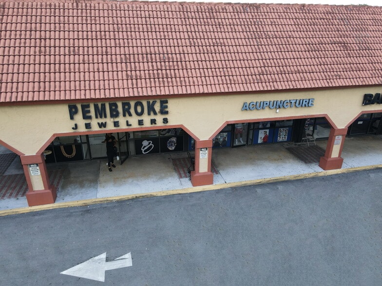 12315-12389 Pembroke Rd, Pembroke Pines, FL à louer - Photo du bâtiment - Image 3 de 19