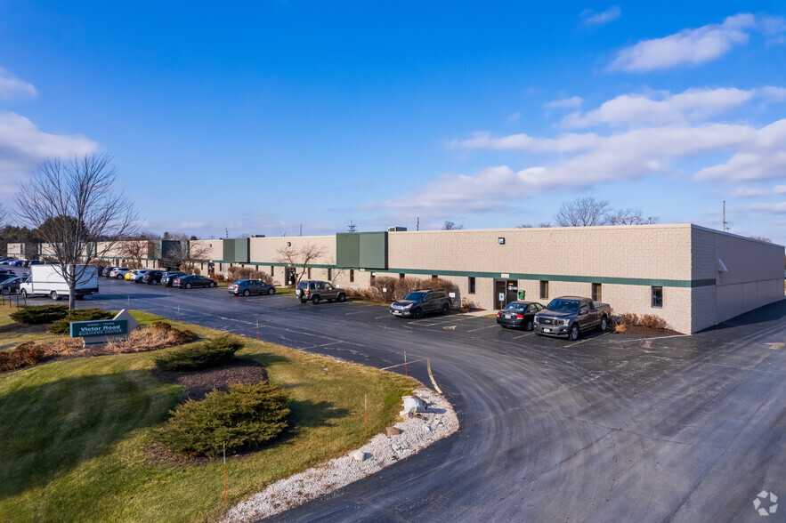 16900-17096 W Victor Rd, New Berlin, WI for lease - Building Photo - Image 3 of 9