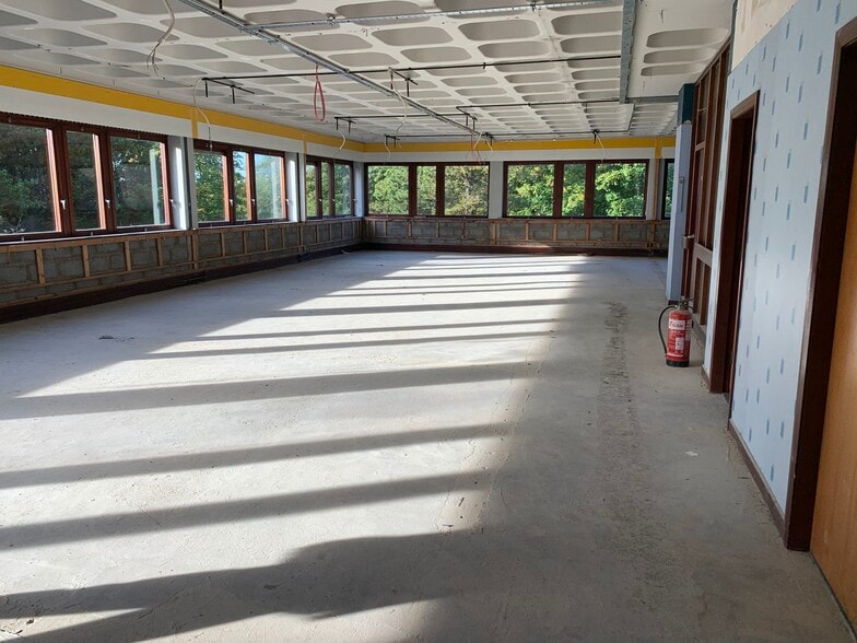 Kilwinning Rd, Irvine for lease - Building Photo - Image 3 of 8