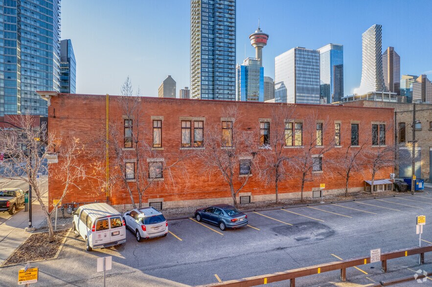 1018 MacLeod Trail SE, Calgary, AB à louer - Photo du bâtiment - Image 3 de 5