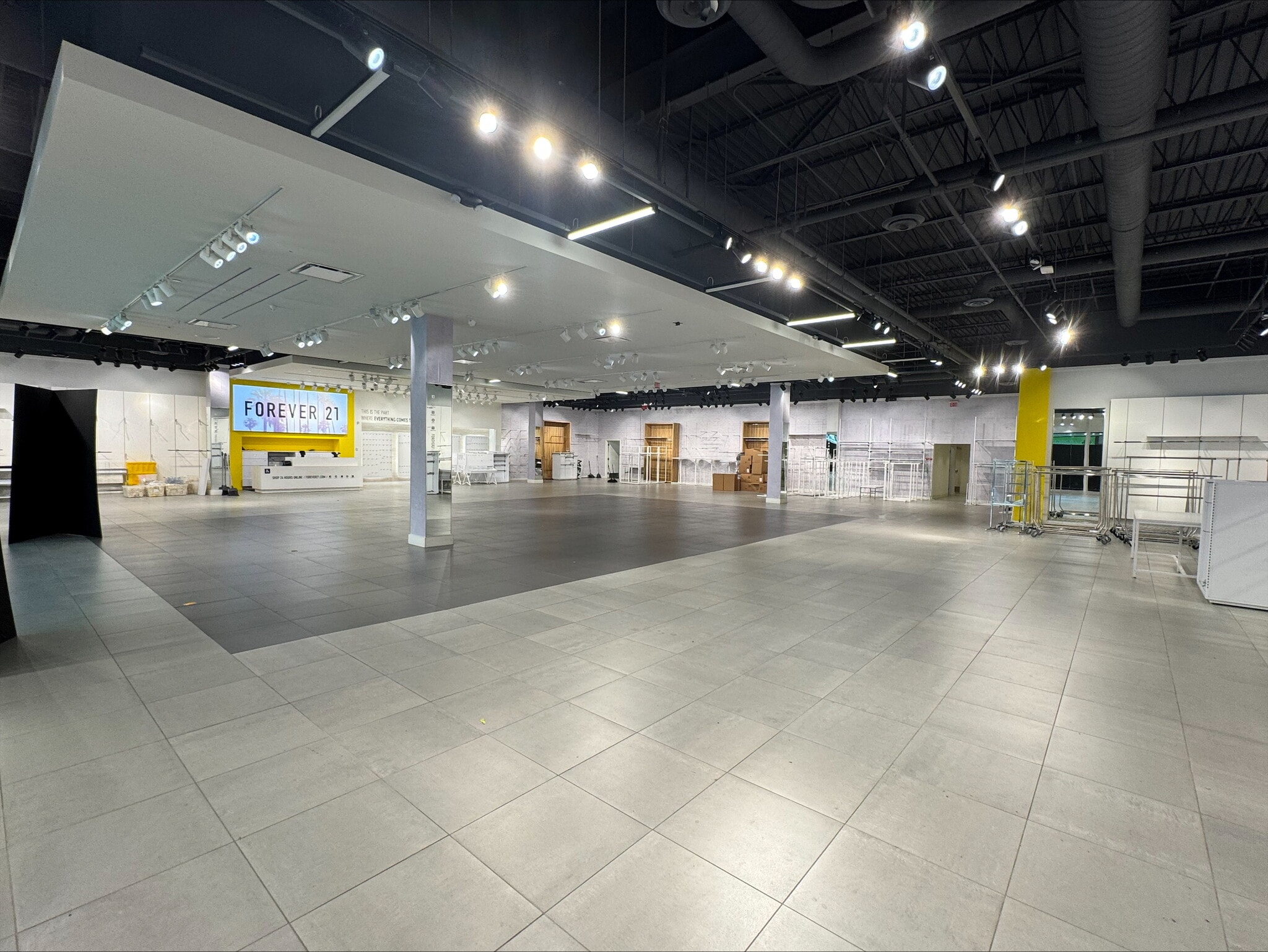 2000 N Neil St, Champaign, IL à louer Photo intérieure- Image 1 de 2