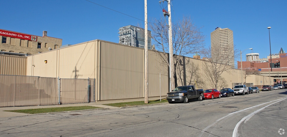 300 N Jefferson St, Milwaukee, WI for lease - Building Photo - Image 2 of 8