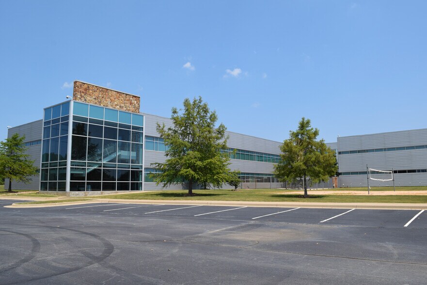 355 Ledgelawn Dr, Conway, AR à vendre - Photo du bâtiment - Image 3 de 16