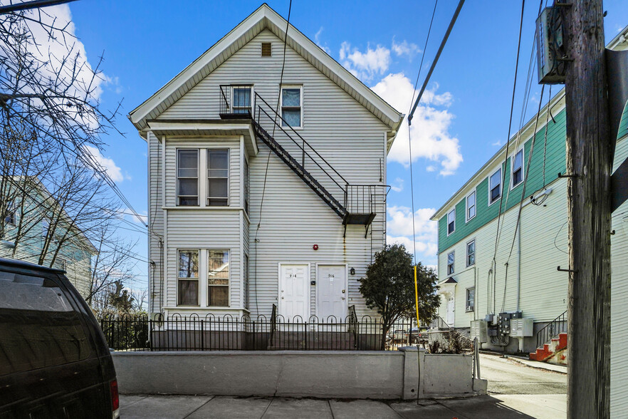 912 Atwells Ave, Providence, RI à vendre - Photo principale - Image 1 de 1