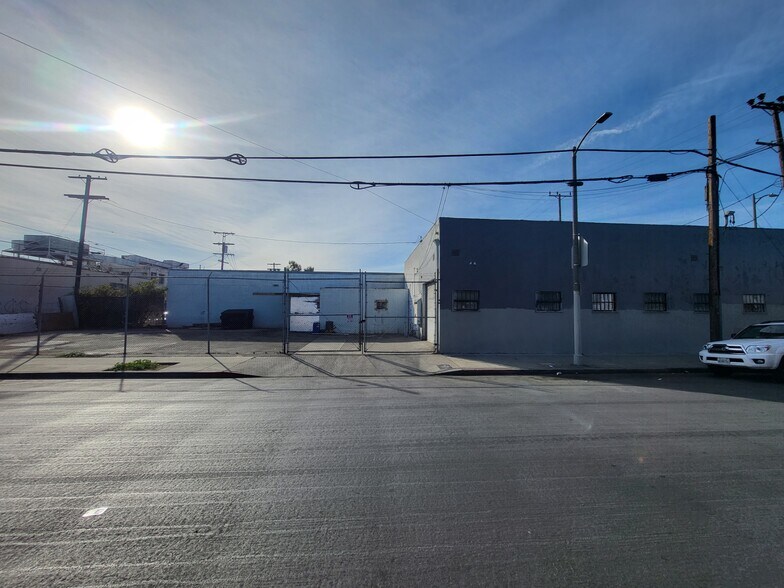 3700 S Main St, Los Angeles, CA à louer - Photo du bâtiment - Image 1 de 8