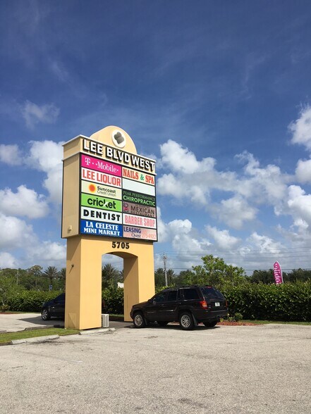 5705 Lee Blvd, Lehigh Acres, FL à louer - Photo du bâtiment - Image 2 de 6