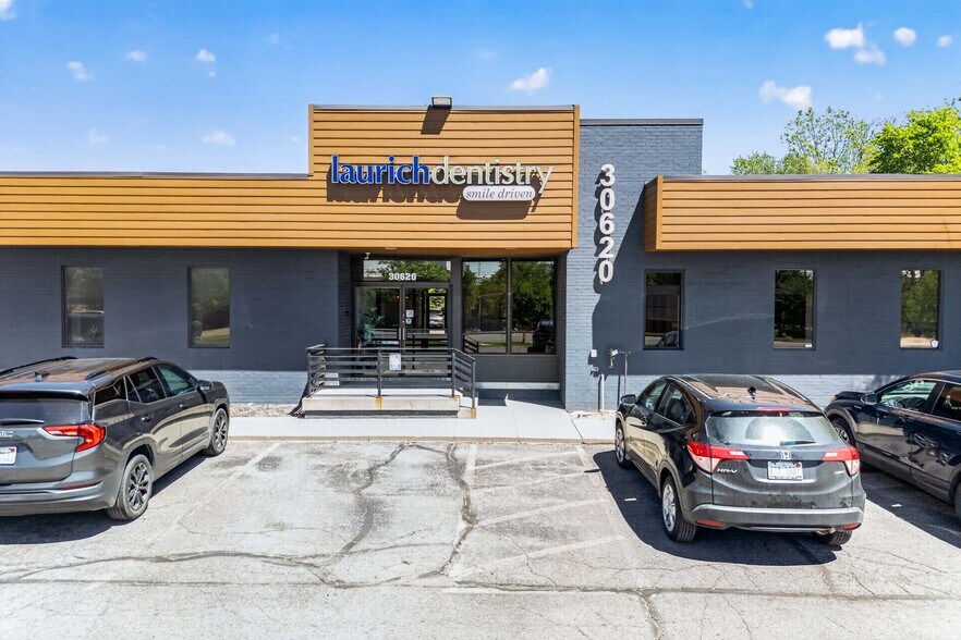 30620-30630 W Twelve Mile Rd, Farmington Hills, MI à louer - Photo du bâtiment - Image 2 de 5