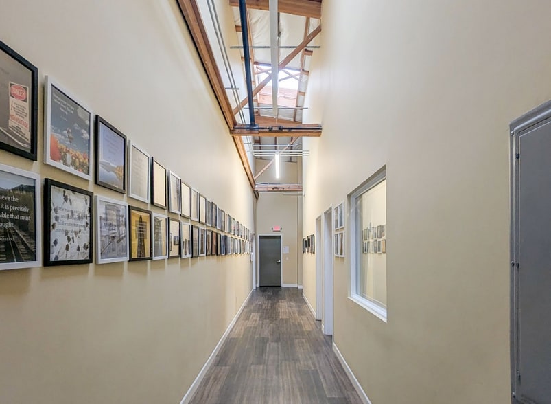 820 SE Washington St, Portland, OR for lease - Building Photo - Image 3 of 6