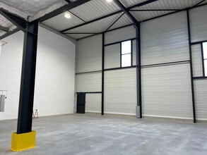 6 Avenue Du Vert Galant, SAINT-OUEN-L'AUMONE for lease Interior Photo- Image 2 of 10