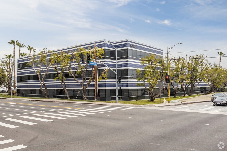 16461 Sherman Way, Van Nuys, CA à louer - Photo du bâtiment - Image 1 de 9