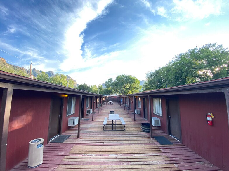 Portal Peak Lodge, Store & Cafe 2.8acres portefeuille de 3 propriétés à vendre sur LoopNet.ca - Photo du bâtiment - Image 3 de 18