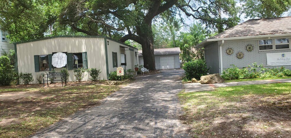 1001 Avenue B, Katy, TX à louer - Photo du bâtiment - Image 2 de 9