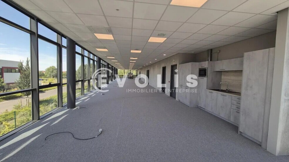 Office in Chanteloup-en-Brie for lease - Interior Photo - Image 2 of 9