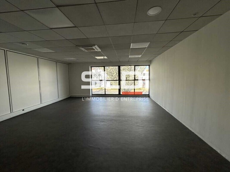 Rue Des Chantiers Du Beaujolais, Limas for lease - Interior Photo - Image 1 of 5