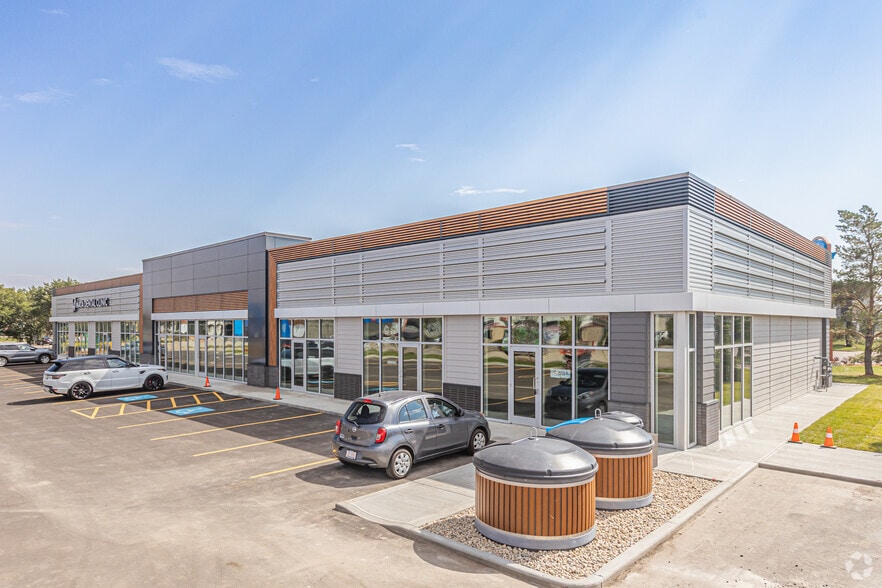17539-17558 Stony Plain Rd NW, Edmonton, AB à louer - Photo du bâtiment - Image 1 de 1