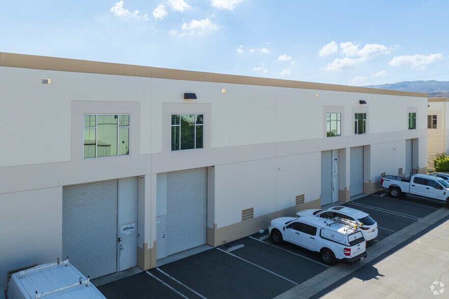 25235-25251 Avenue Tibbitts, Valencia, CA à vendre - Photo du bâtiment - Image 3 de 5