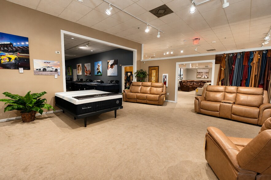 2440 S Interstate 35, San Marcos, TX à vendre - Photo du bâtiment - Image 2 de 9