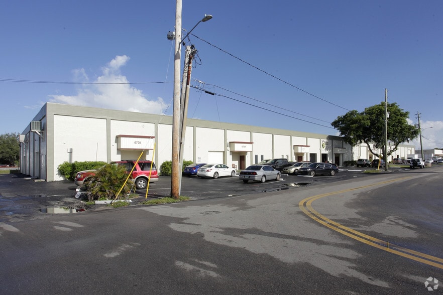 4701-4755 NE 12th Ave, Oakland Park, FL for lease - Building Photo - Image 1 of 11