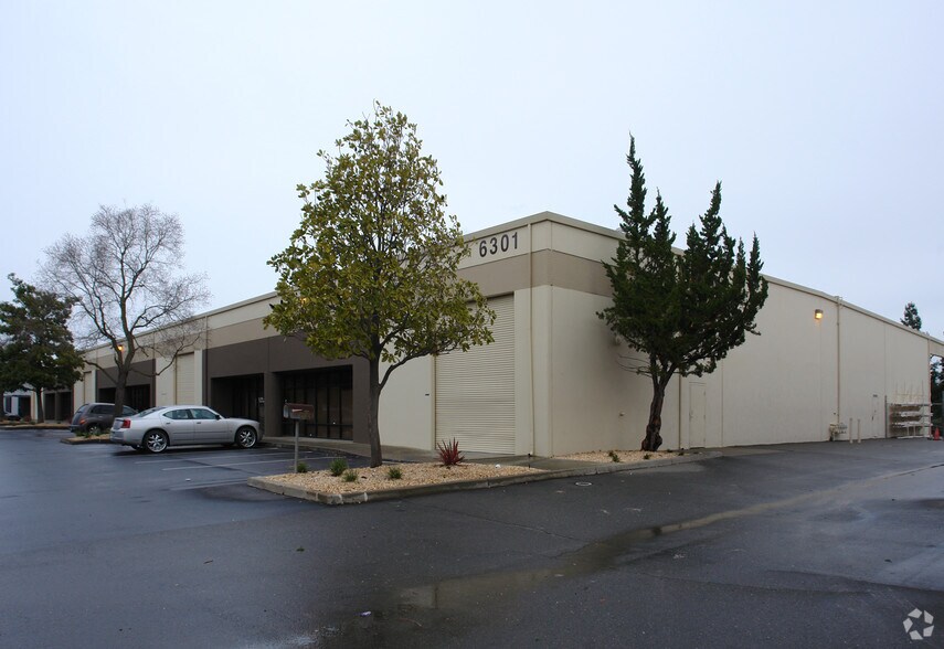 6301 Sky Creek Dr, Sacramento, CA à louer - Photo du bâtiment - Image 3 de 4