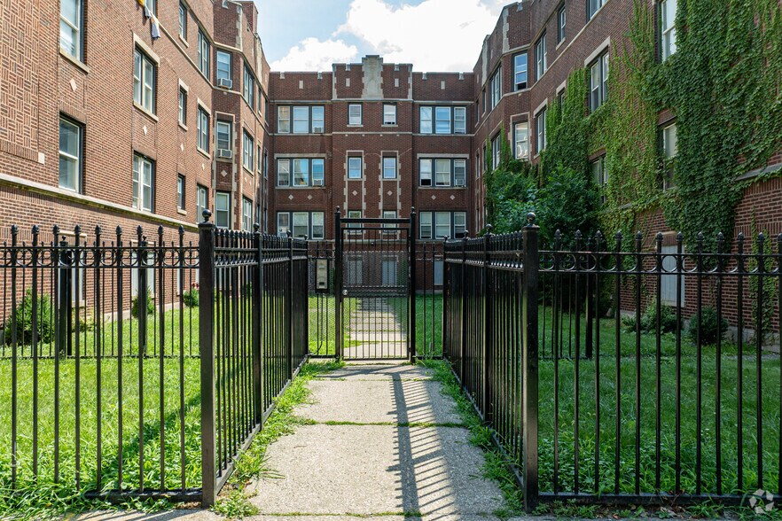 7919 S Maryland Ave, Chicago, IL à vendre - Photo du bâtiment - Image 2 de 9