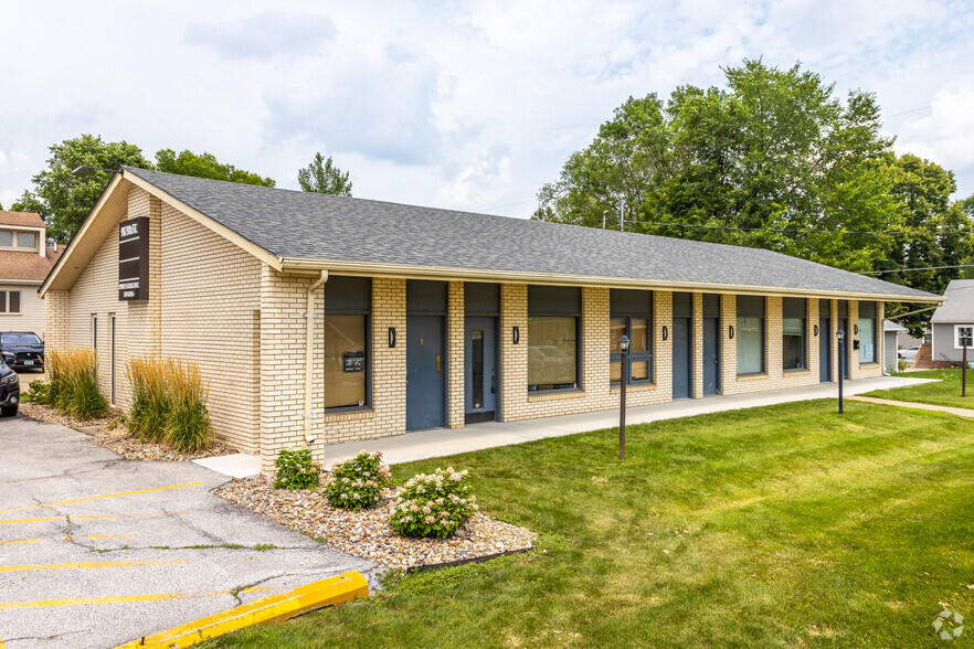 917 9th St, West Des Moines, IA à louer - Photo du bâtiment - Image 1 de 3