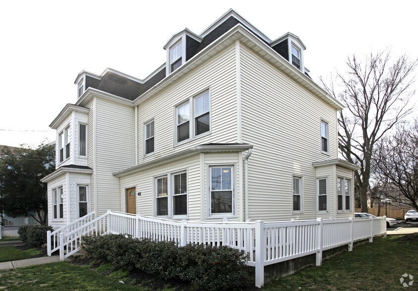 41 Riverside Ave, Red Bank, NJ à vendre - Photo du bâtiment - Image 2 de 2