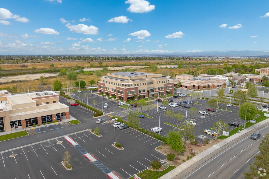 9700 Stockdale Hwy, Bakersfield, CA à louer - Photo du bâtiment - Image 2 de 7