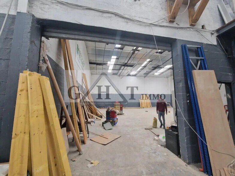 Industrial in Stains for lease - Building Photo - Image 3 of 5