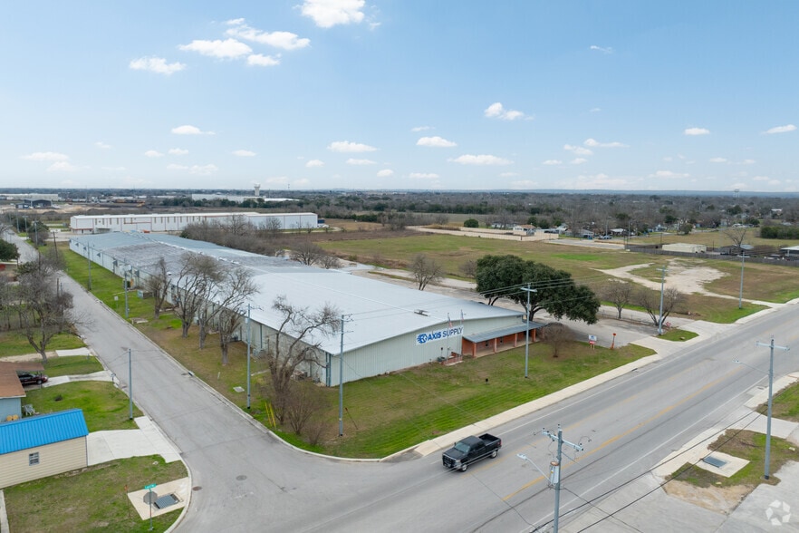 1903 N Austin St, Seguin, TX for lease - Building Photo - Image 1 of 8