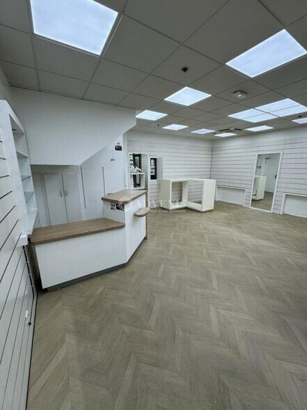 Retail in Juvignac for lease - Interior Photo - Image 3 of 5