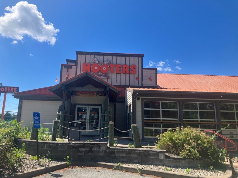 1290 Riverdale St, West Springfield, MA for lease - Building Photo - Image 1 of 2