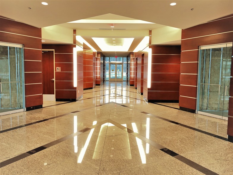 5010 Regency Pl, White Plains, MD for lease - Lobby - Image 3 of 12