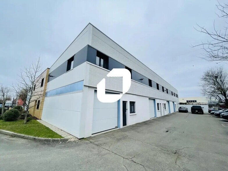 Flex in Moissy-Cramayel for lease - Building Photo - Image 1 of 6
