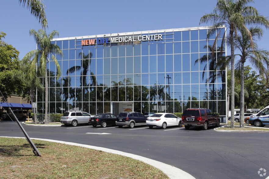 7800 N University Dr, Tamarac, FL à vendre - Photo du bâtiment - Image 3 de 7