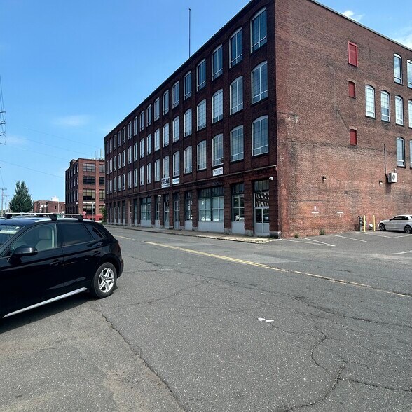 208 Race St, Holyoke, MA à vendre - Photo du bâtiment - Image 2 de 10