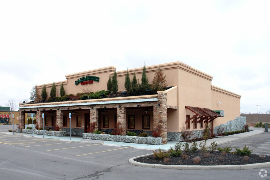 675 Troy Schenectady Rd, Latham, NY à louer - Photo du bâtiment - Image 2 de 13