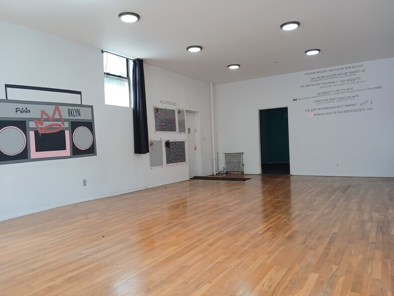 1067 Manhattan Ave, Brooklyn, NY à louer - Photo du bâtiment - Image 1 de 4