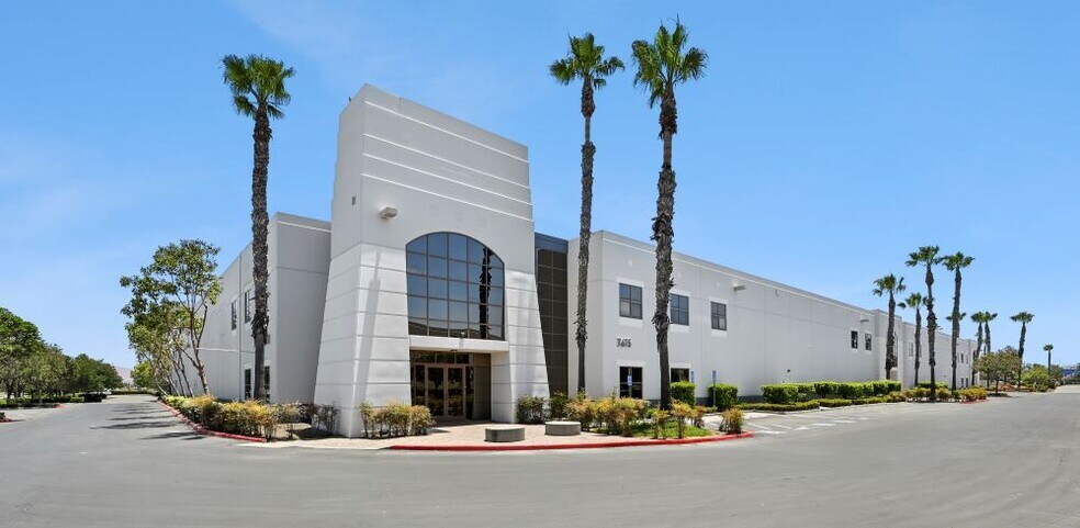 7615 Siempre Viva Rd, San Diego, CA à louer - Photo du bâtiment - Image 2 de 11