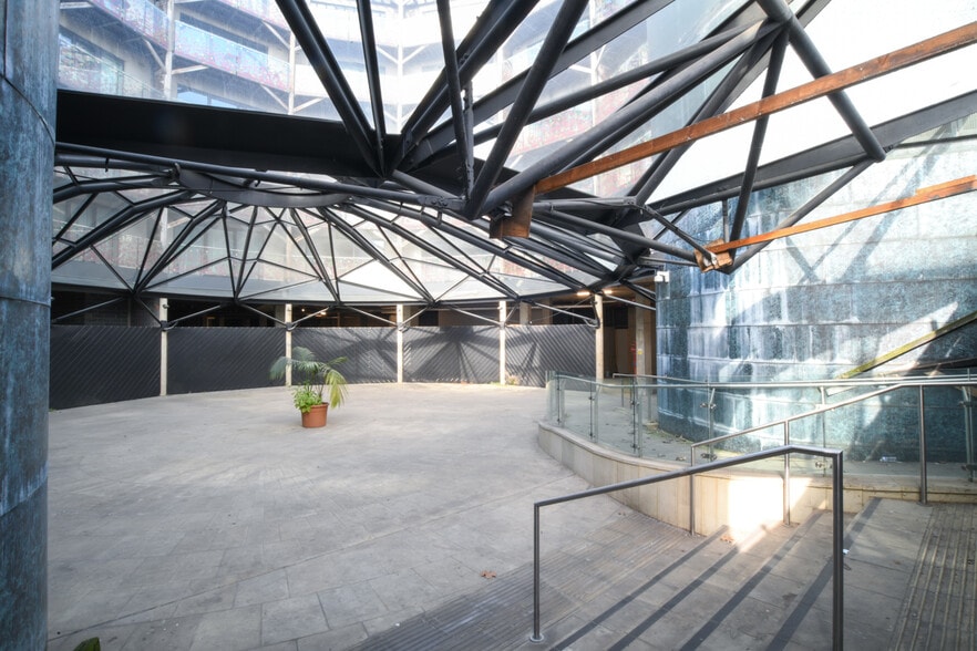 12A Islington Green, London for lease - Interior Photo - Image 3 of 5