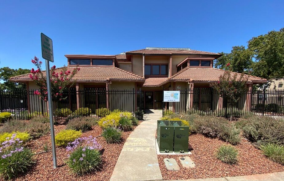 1049 Union Ave, Fairfield, CA à louer - Photo du bâtiment - Image 2 de 6