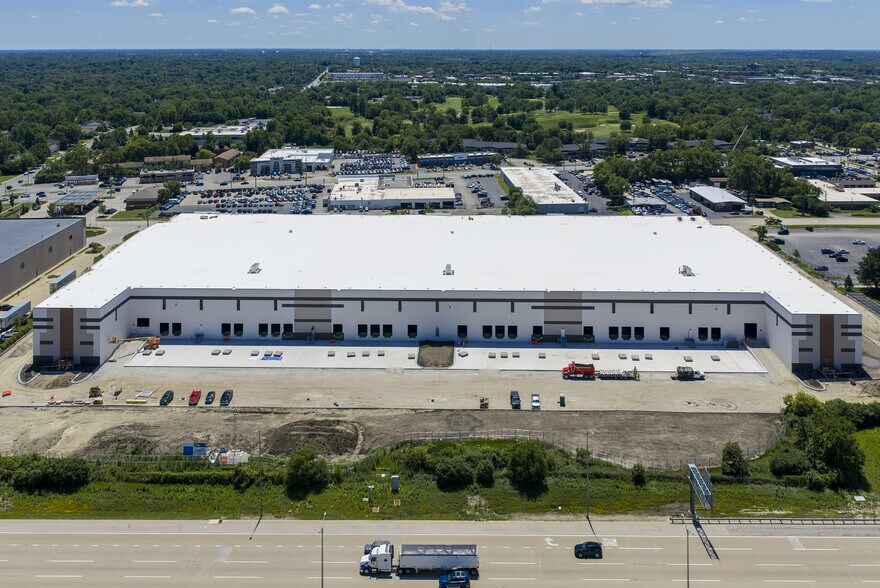 2300 Warrenville Rd, Downers Grove, IL à louer - Photo du bâtiment - Image 2 de 7