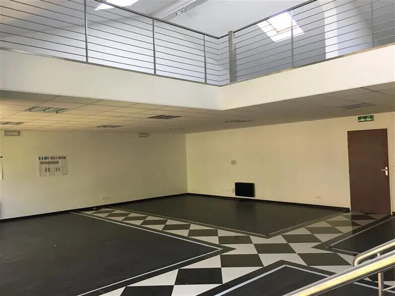 Bureau dans Torcy à louer - Photo du bâtiment - Image 2 de 9