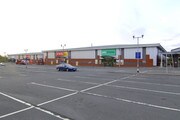 Trafford Retail Park - Entrepôt