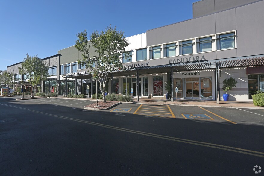 2174 E Williams Field Rd, Gilbert, AZ à louer - Photo du bâtiment - Image 3 de 3