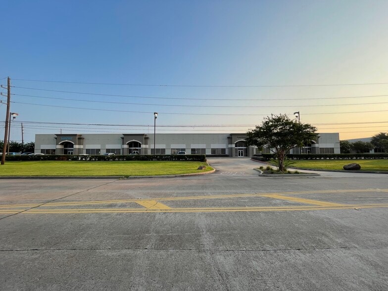 12560 Reed Rd, Sugar Land, TX for lease - Building Photo - Image 3 of 14
