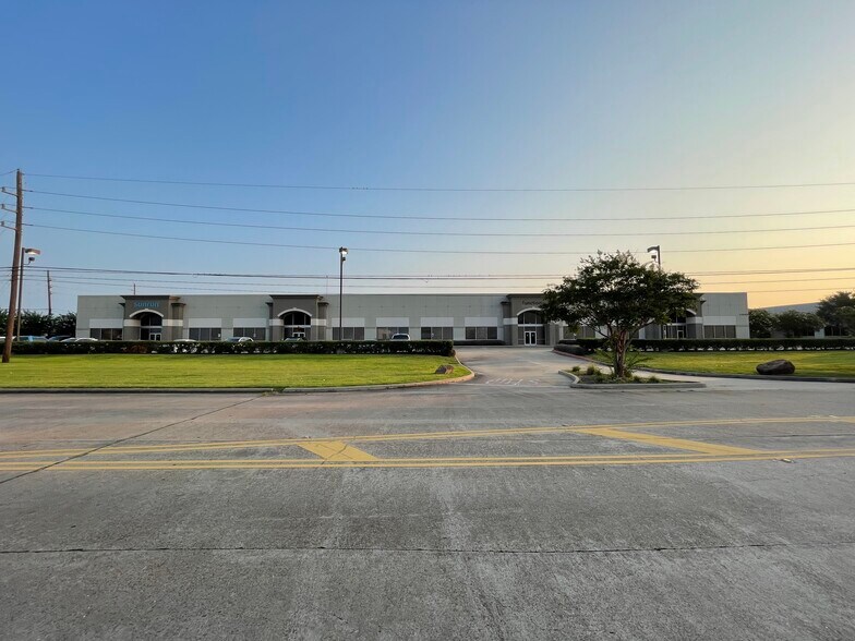 12560 Reed Rd, Sugar Land, TX à louer - Photo du bâtiment - Image 3 de 14