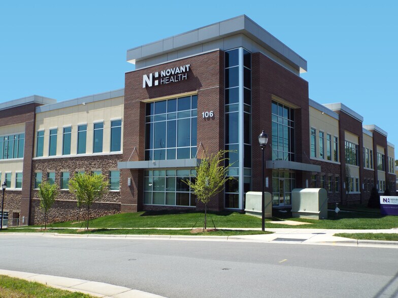 106 Langtree Village Rd, Mooresville, NC à louer - Photo du bâtiment - Image 1 de 3