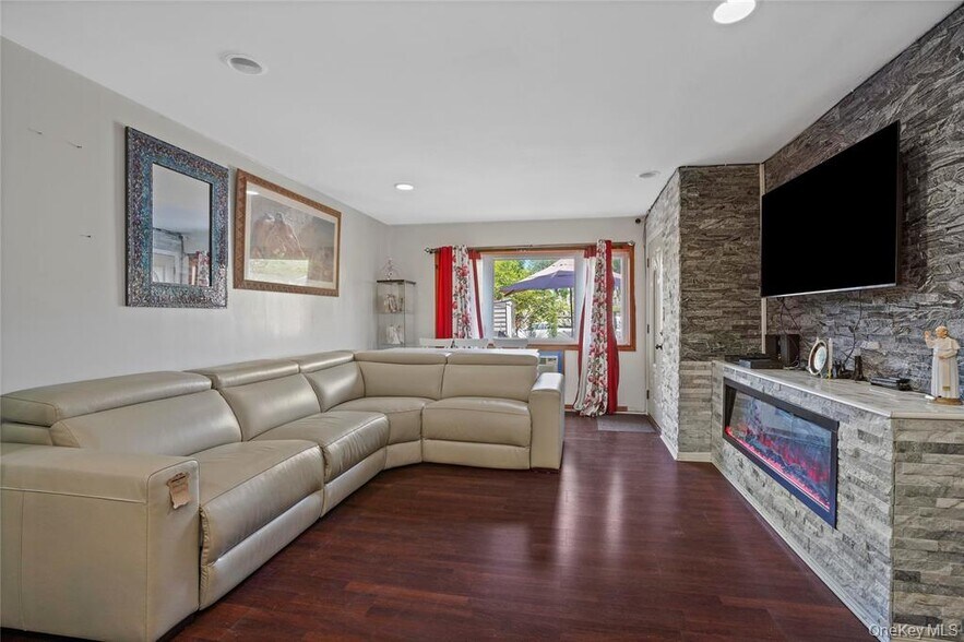 6536 Metropolitan Ave, Middle Village, NY à vendre - Photo du bâtiment - Image 3 de 22