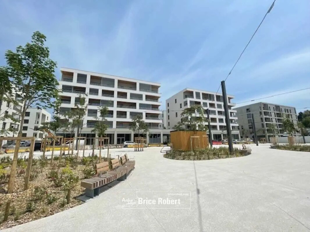 Retail in Bron for lease Building Photo- Image 1 of 12