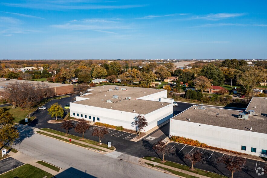901-951 Cambridge Dr, Elk Grove Village, IL à louer - Photo du bâtiment - Image 3 de 7